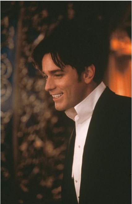 Moulin_Rouge_4 Ewan sings up a storm!