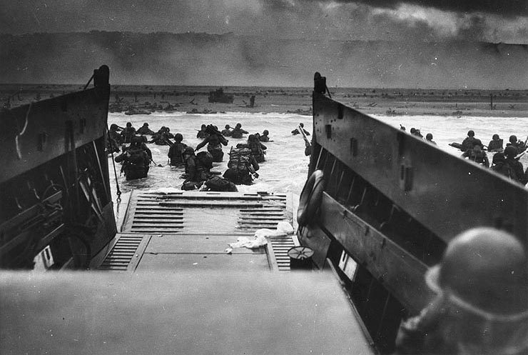 d02343 Landing on Omaha Beach, 1944.