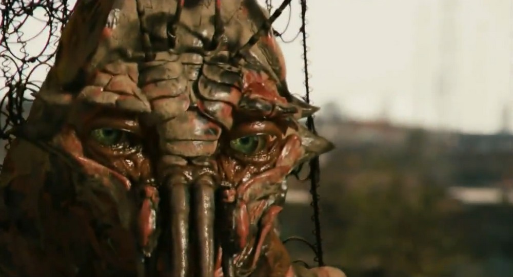 district_9_new_image-5 Alien close up.
