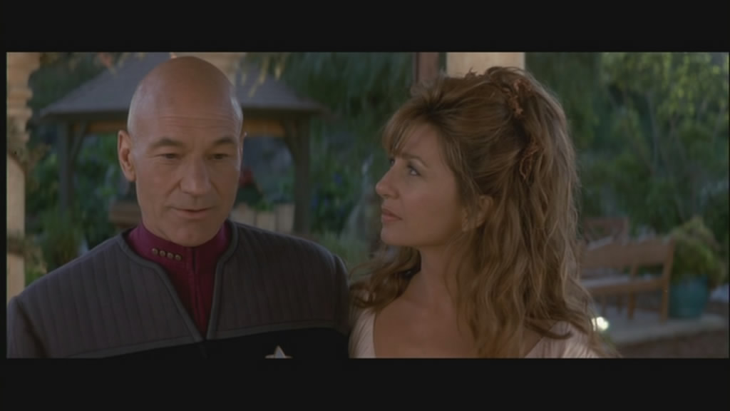 Picard woos a woman.... oooooooo!!!!