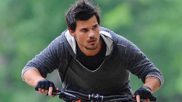 taylor_lautner_tracers_set_01_180913_640x360
