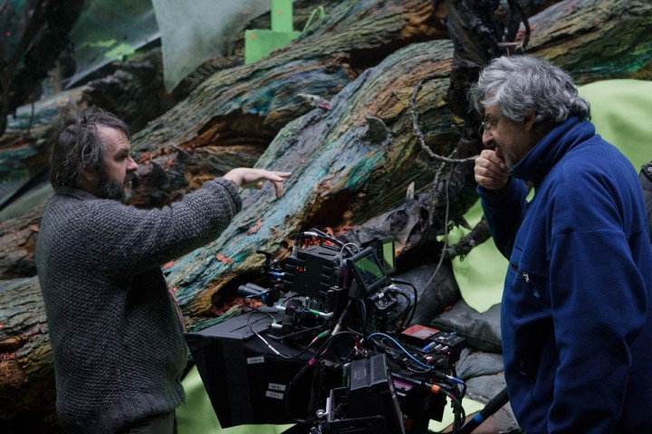 Andrew Lesnie (R) with Peter Jackson (L) on the set of The Hobbit trilogy.