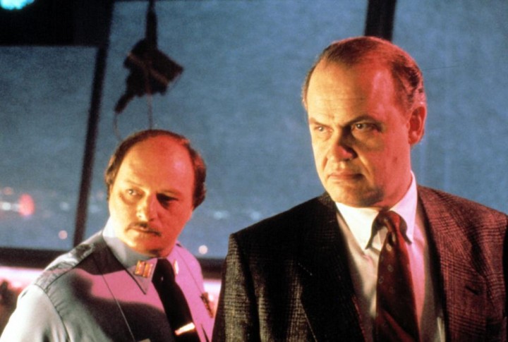 Dennis Franz (L) and Fred Thompson (R) in DIE HARD 2.