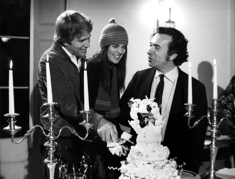 Ryan O'Neal (L) and Ali McGraw (C) on the set of Love Story (1970) with director Arthur Hiller (R)