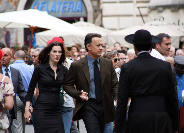 Tom Hanks & Ayelet Zurer walk the streets of Rome...