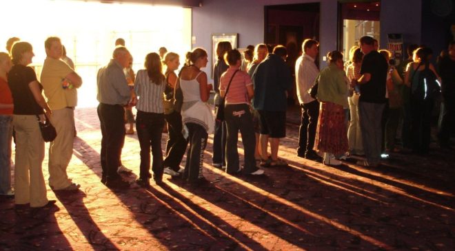 Light_on_cinema_queue