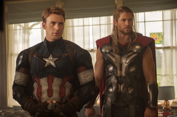 Avengers-2-Age-of-Ultron-Photo-Captain-America-Thor-Chris-Evans-Hemsworth-Interior-High-res