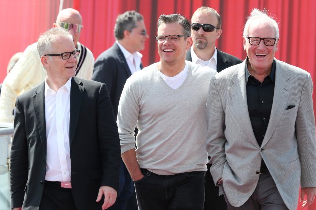 Jerry Weintraub (R) with Matt Damon (C) and Thierry Frémaux (L) at an event promoting Behind The Candelabra, in 2013.