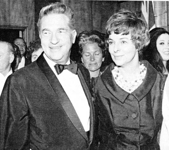 Elmo Williams and his wife Lorraine arriving at the London premiere of "Cleopatra", in 1963.